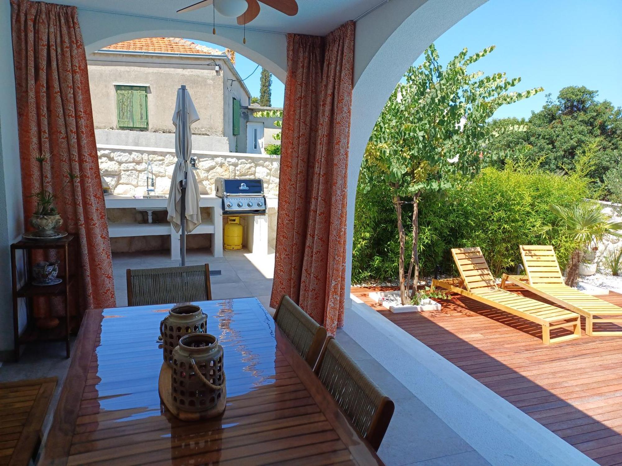 The Three Flowers Pool House Трогір Екстер'єр фото